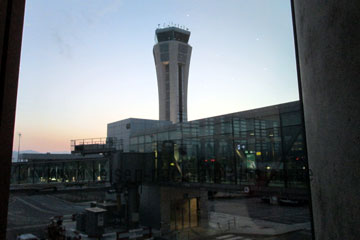Der Tower vom Flughafen in Malaga - Andalusien. Wie man auf dem Bild sieht gibt es auf dem Flughafen Cortijo San Isidro auch Gangways für die Passagiere um in die Flugzeuge zu gelangen.